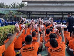 Rutan Menggala Bagikan Peralatan Mandi dan Pakaian, Sekaligus Sosialisasikan Bank Sampah