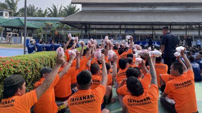 Rutan Menggala, Tulang Bawang, Lampung membagikan peralatan mandi dan pakaian kepada warga binaan sekaligus sosialisasi program Bank Sampah oleh Tim Penggerak PKK Kabupaten Tulang Bawang. (FAKTANASIONAL/HO).