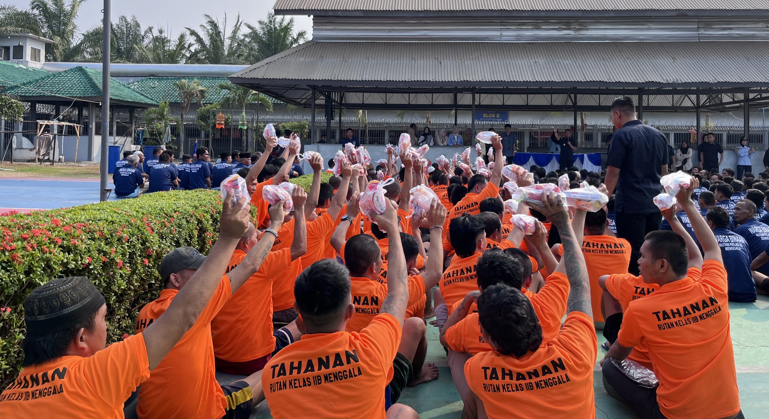 Rutan Menggala, Tulang Bawang, Lampung membagikan peralatan mandi dan pakaian kepada warga binaan sekaligus sosialisasi program Bank Sampah oleh Tim Penggerak PKK Kabupaten Tulang Bawang. (FAKTANASIONAL/HO).