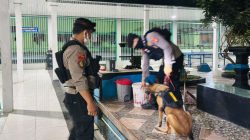 Tim gabungan bersama Lapas Bandarlampung saat menggelar razia dan tes urine secara mendadak dan acak pada Rabu malam. (FAKTANASIONAL/HO).
