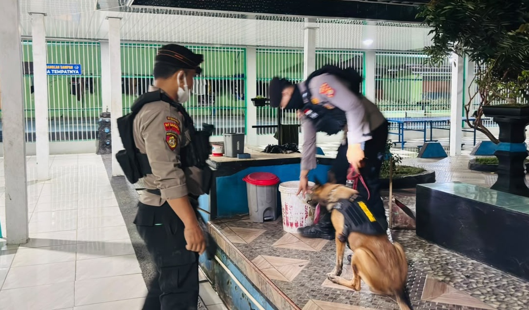 Tim gabungan bersama Lapas Bandarlampung saat menggelar razia dan tes urine secara mendadak dan acak pada Rabu malam. (FAKTANASIONAL/HO).