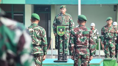 Kasi Ops Kasrem 043/Gatam Kolonel Inf A Wakhid Dedy Setyawan saat membacakan amanat Pangdam. (FAKTANASIONAL/HO).