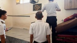 Petugas pengamanan Lapas Narkotika, Bandarlampung, Lampung saat melakukan pengecekan kamar hunian warga binaan. (FAKTANASIONAL/HO).