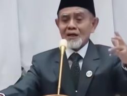 Pimpinan Gontor Singgung Fenomena “Cari Muka hingga Cari Ijazah” di Depan Prabowo