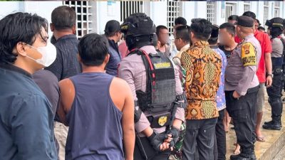 Tim gabungan bersama Lembaga Pemasyarakatan (Lapas) Kelas IIB Muara Tebo, Jambi saat menggelar razia dan tes urine untuk pegawai dan warga binaan setempat. (FAKTANASIONAL/HO).