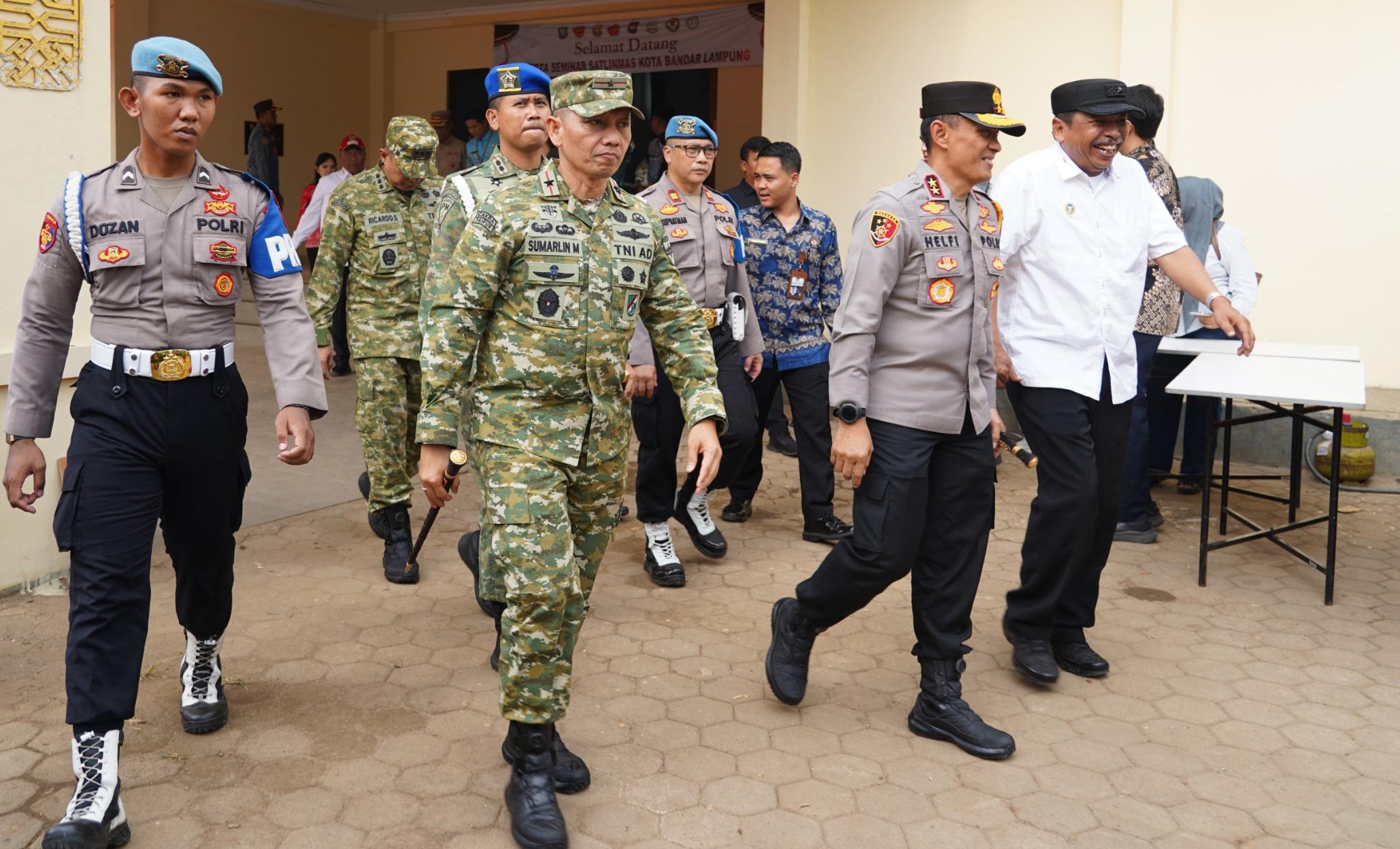 Danrem 043/Gatam Brigjen TNI Sumarlin Marzuki saat menghadiri kegiatan apel Perlindungan Masyarakat (Linmas). (FAKTANASIONAL/HO).