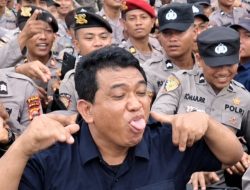 Siapa Sosok Pria yang Julurkan Lidah Saat Demo Hari Tani Bengkulu?