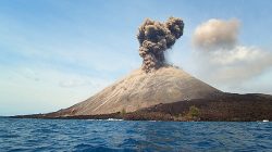 AWAS…. Gunung Anak Krakatau Masih Erupsi