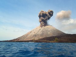 AWAS…. Gunung Anak Krakatau Masih Erupsi