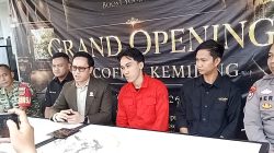 Direktur Lembaga Bantuan Hukum (LBH) Adila Nawa Yoga, Nawa Yoga (tiga dari kiri) saat menjelaskan terkait Curanmor di Lex Coffe Bandarlampung. (FAKTANASIONAL/ADAM).