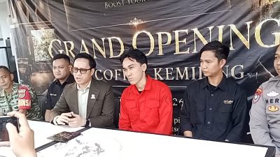 Direktur Lembaga Bantuan Hukum (LBH) Adila Nawa Yoga, Nawa Yoga (tiga dari kiri) saat menjelaskan terkait Curanmor di Lex Coffe Bandarlampung. (FAKTANASIONAL/ADAM).