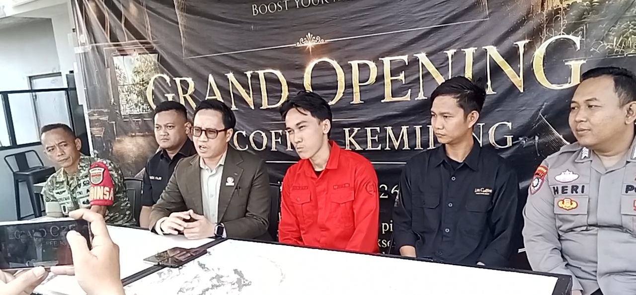 Direktur Lembaga Bantuan Hukum (LBH) Adila Nawa Yoga, Nawa Yoga (tiga dari kiri) saat menjelaskan terkait Curanmor di Lex Coffe Bandarlampung. (FAKTANASIONAL/ADAM).