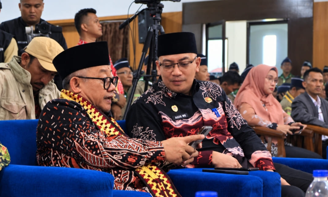 Perbincangan Menteri Pendidikan Dasar dan Menengah, Prof. Abdul Mu’ti, saat kunjungan revitalisasi sekolah di SD Negeri 5 Metro Timur dan SMPN 9 Metro. (FAKTANASIONAL/HO).